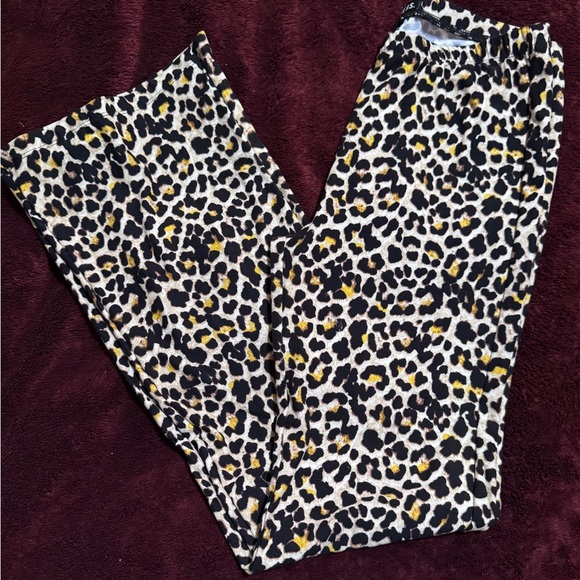 Women Feathers brand leopard 2 piece set. - Picture 7 of 7